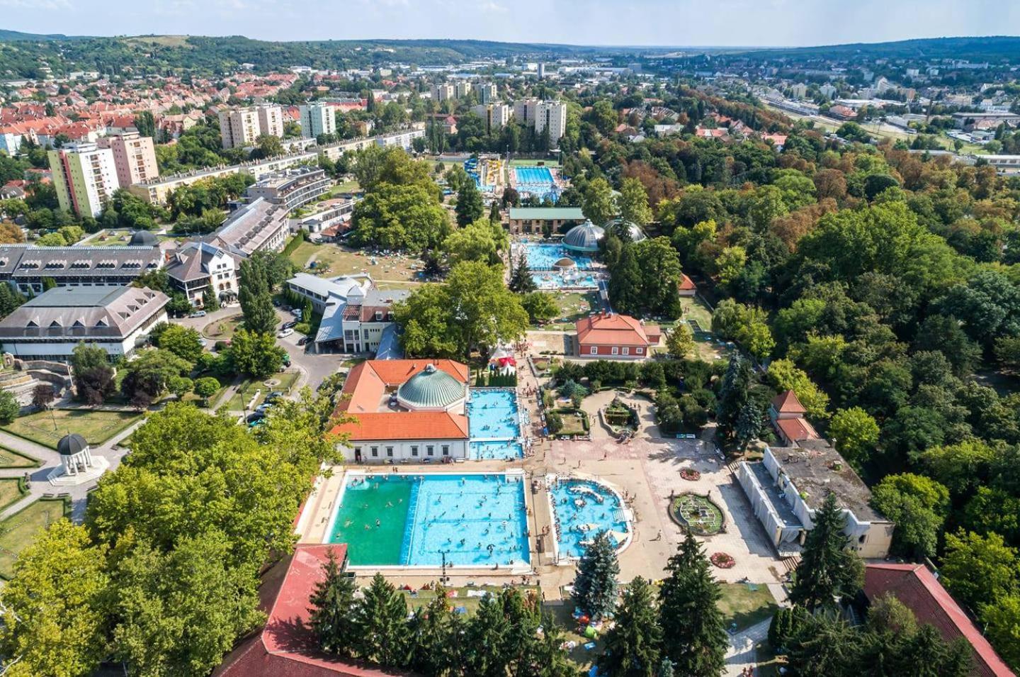 Indium City Panzio Eger Buitenkant foto